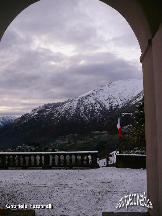 panorama al tramonto dai portici chiesa Zambla Alta.jpg